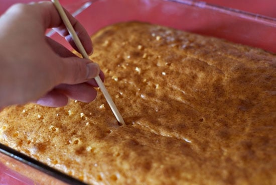 Pastel de boda hawaiano después de ser horneado