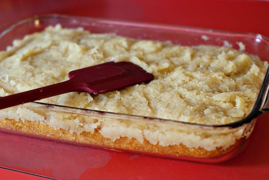 Pastel de boda Hawaiano cubierto con piña triturada