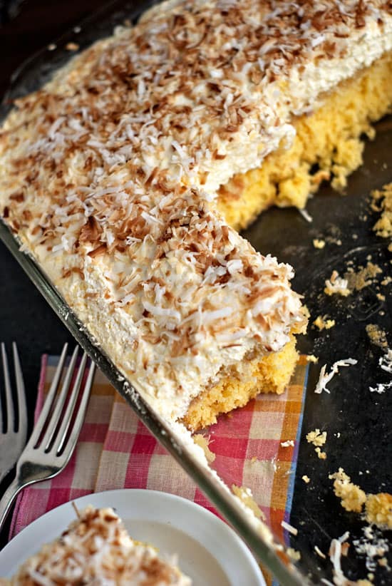 Pastel de boda hawaiano en sartén con piezas cortadas