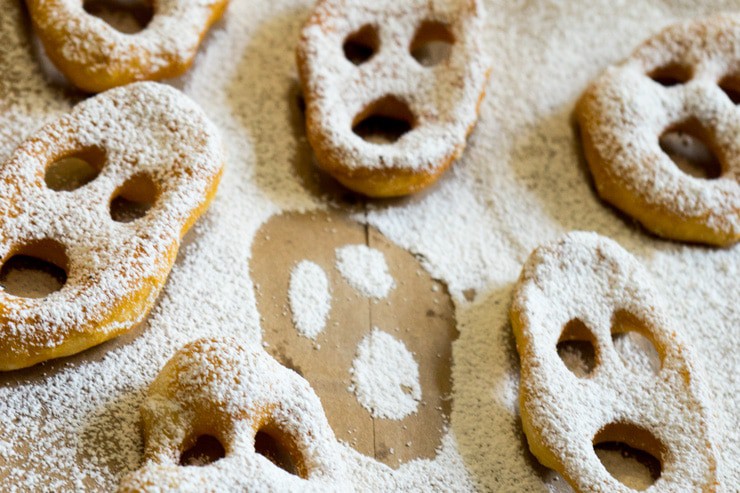 These Screaming Ghost Donuts are the perfect easy dessert for a creepy party this halloween! They are so easy to make using refrigerated biscuit dough and are always a hit!