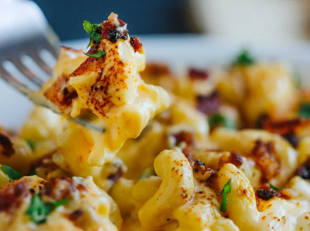 All the things you love about creamy macaroni and cheese made a little bit sassier with the addition of zesty green chiles and smoky candied bacon. This kicked-up version will definitely have you coming back for seconds!