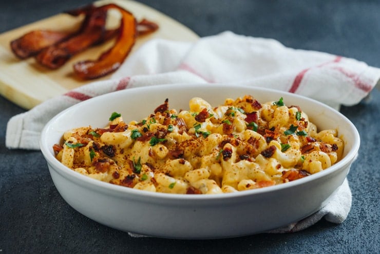 All the things you love about creamy macaroni and cheese made a little bit sassier with the addition of zesty green chiles and smoky candied bacon. This kicked-up version will definitely have you coming back for seconds!