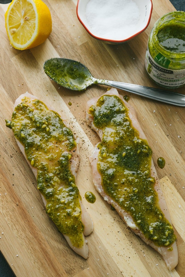  boczek zawinięty w pesto kurczak-surowy kurczak z pesto na nim