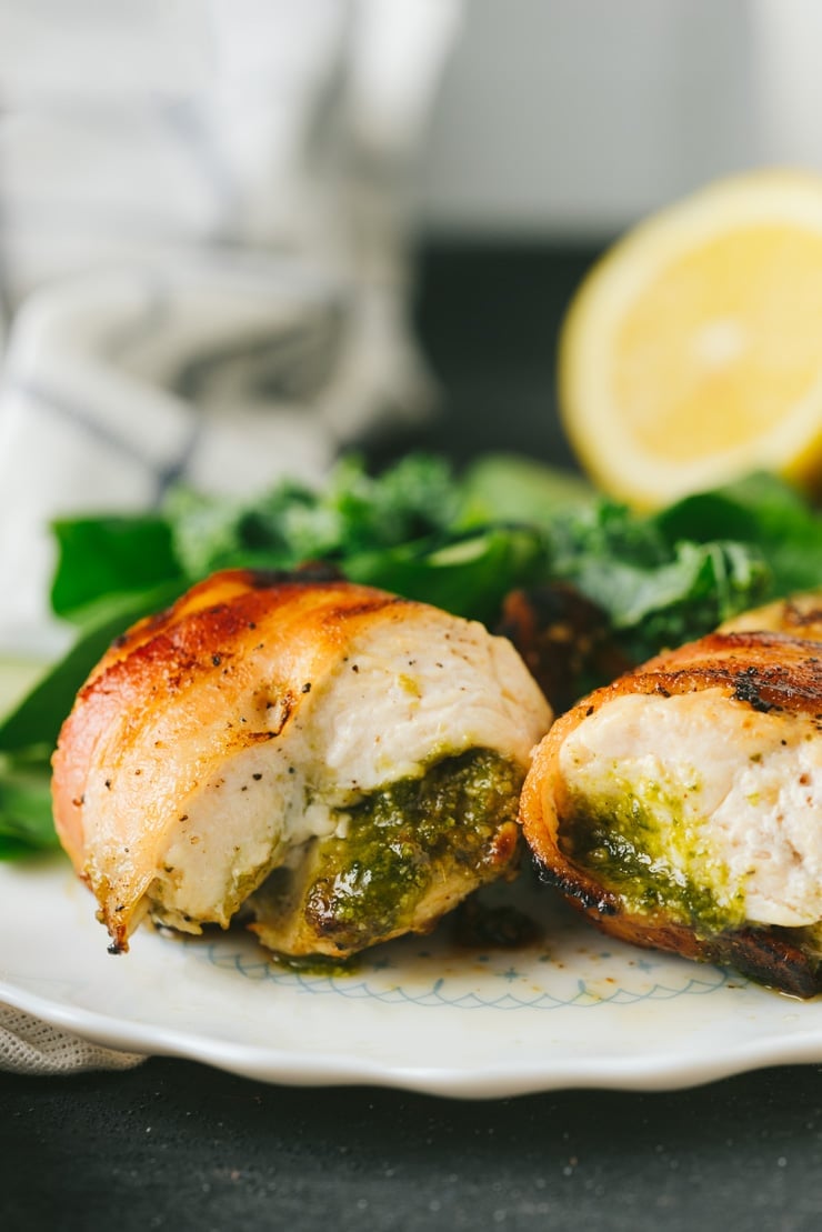  Pancetta avvolto pesto di pollo su un piatto bianco